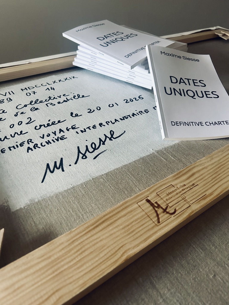 La Charte Dates Uniques — exemplaires imprimés avec verso d'une toile et signature manuscrite de Maxime Siesse